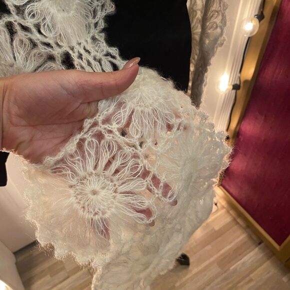 Gertz 100% acrylic knitted shawl, made in Japan 🇯🇵 - Picture 7 of 10